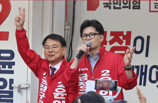 한동훈 국민의힘 대표가 9일 오후 부산 금정구 부산대 정문 앞에서 10·16 재보궐선거에 출마한 윤일현(왼쪽) 금정구청장 후보와 지원유세를 하고 있다.<연합뉴스 사진>